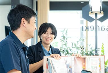 内装リフォーム営業職の仕事風景と男女2人